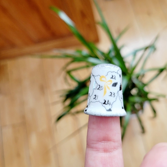 Vintage "Counting Sheep" Dream China Thimble - Picture 5 of 10